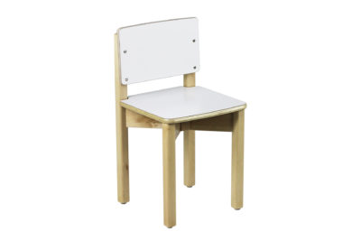 Muksu-tuoli on valmistettu lakatusta koivusta, istuimessa ja selkänojassa on laminaattipinta