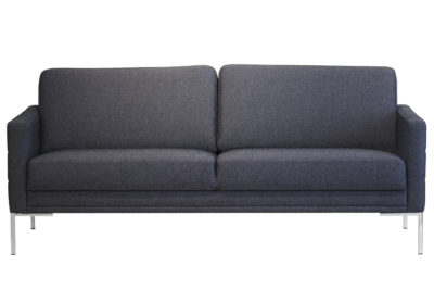 Jazon-sohvassa on tummanharmaa verhoilu ja korkeat metallijalat